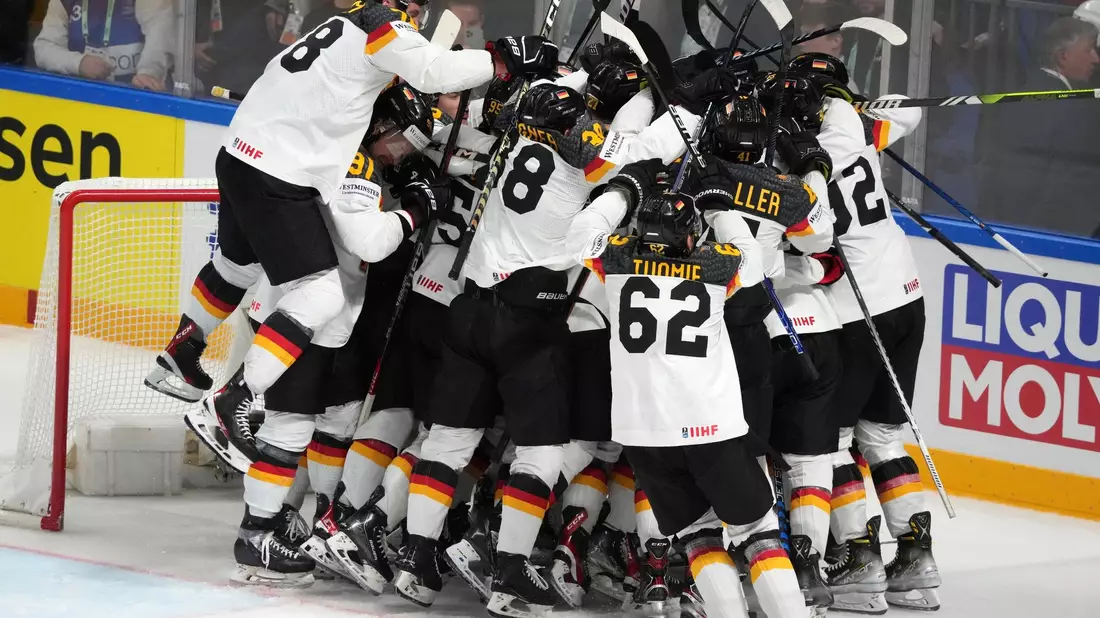Das DEB-Team ist bei der WM ins Halbfinale eingezogen. - Bild: Roman Koksarov/AP/dpa