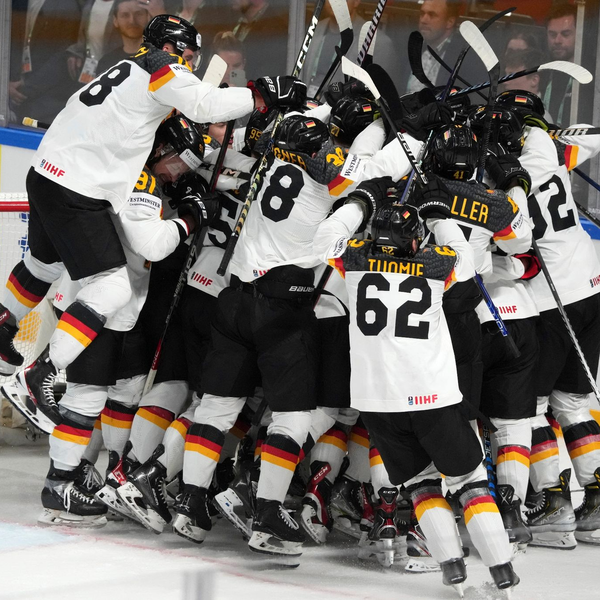 Das DEB-Team ist bei der WM ins Halbfinale eingezogen. - Foto: Roman Koksarov/AP/dpa
