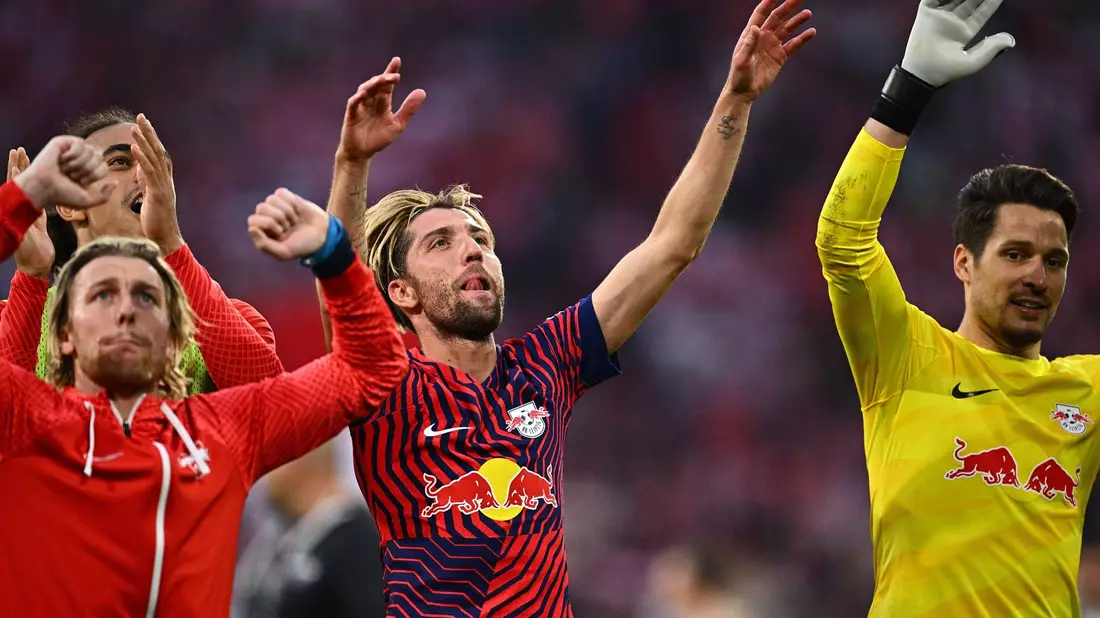 Hoch die Hände - das Zittern hat ein Ende: Der RB Leipzig hat die Champions-League-Qualifikation bereits sicher (im Bild: Emil Forsberg, Yussuf Poulsen, Kevin Kampl und Janis Blaswich). - Bild: Tom Weller/dpa