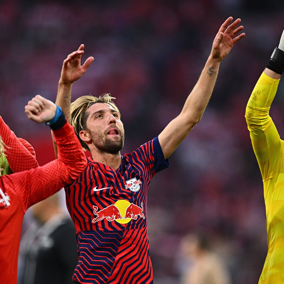 Hoch die Hände - das Zittern hat ein Ende: Der RB Leipzig hat die Champions-League-Qualifikation bereits sicher (im Bild: Emil Forsberg, Yussuf Poulsen, Kevin Kampl und Janis Blaswich). - Foto: Tom Weller/dpa