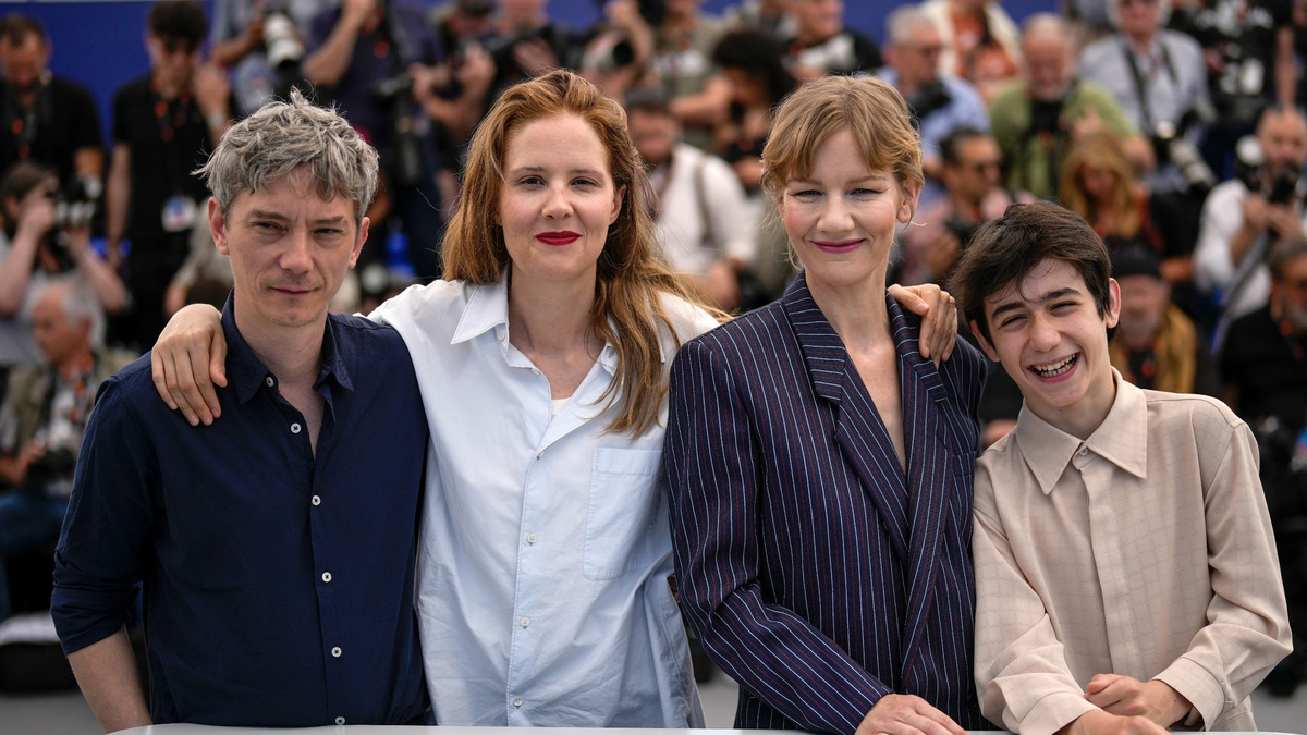 Schauspieler Swann Arlaud (l-r),  Regisseurin Justine Triet, Sandra Hüller und Milo Machado Graner stellen den Film «Anatomy of a Fall» («Anatomie d’une chute») bei den 76. Internationalen Filmfestspielen in Cannes vor. - Foto: Daniel Cole/AP/dpa