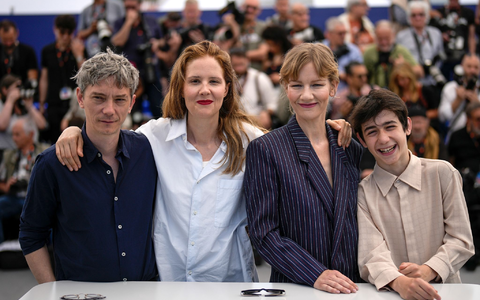 Schauspieler Swann Arlaud (l-r),  Regisseurin Justine Triet, Sandra Hüller und Milo Machado Graner stellen den Film «Anatomy of a Fall» («Anatomie d’une chute») bei den 76. Internationalen Filmfestspielen in Cannes vor. - Foto: Daniel Cole/AP/dpa