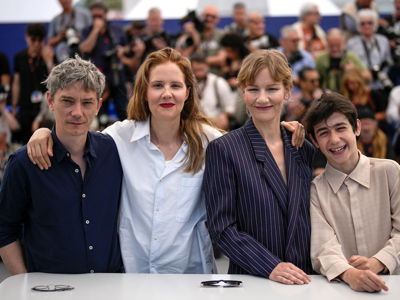 Schauspieler Swann Arlaud (l-r),  Regisseurin Justine Triet, Sandra Hüller und Milo Machado Graner stellen den Film «Anatomy of a Fall» («Anatomie d’une chute») bei den 76. Internationalen Filmfestspielen in Cannes vor. - Foto: Daniel Cole/AP/dpa