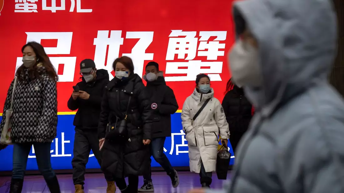Nach knapp drei Jahren hat Chinas Regierung Anfang Dezember ihre strenge Null-Covid-Strategie abrupt aufgegeben. - Bild: Mark Schiefelbein/AP/dpa