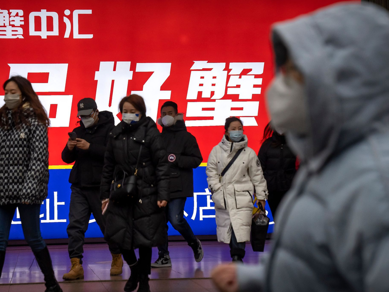 Nach knapp drei Jahren hat Chinas Regierung Anfang Dezember ihre strenge Null-Covid-Strategie abrupt aufgegeben. - Foto: Mark Schiefelbein/AP/dpa