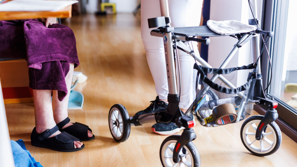 Pflege im Heim: Die Anfang vergangenen Jahres eingeführte Entlastungszuschläge für Bewohnerinnen und Bewohner sollen erhöht werden. - Foto: Philipp von Ditfurth/dpa