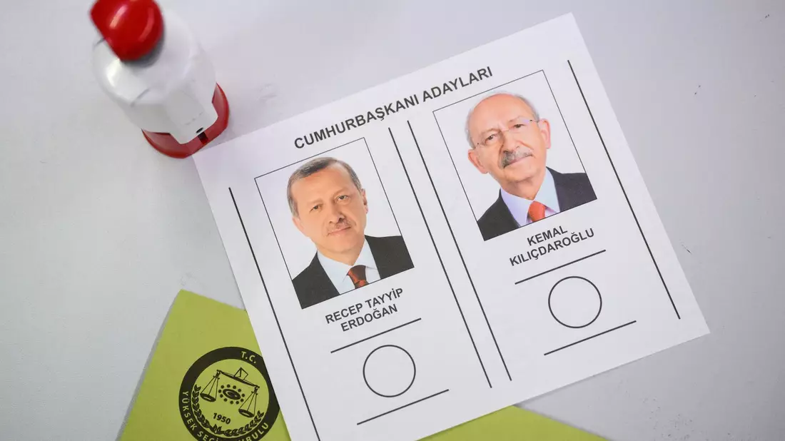 Recep Tayyiper Erdogan (l.) vs. Kemal Kilicdaroglu: Ein Wahlzettel für die türkische Stichwahl um die Präsidentschaft. - Bild: Julian Stratenschulte/dpa