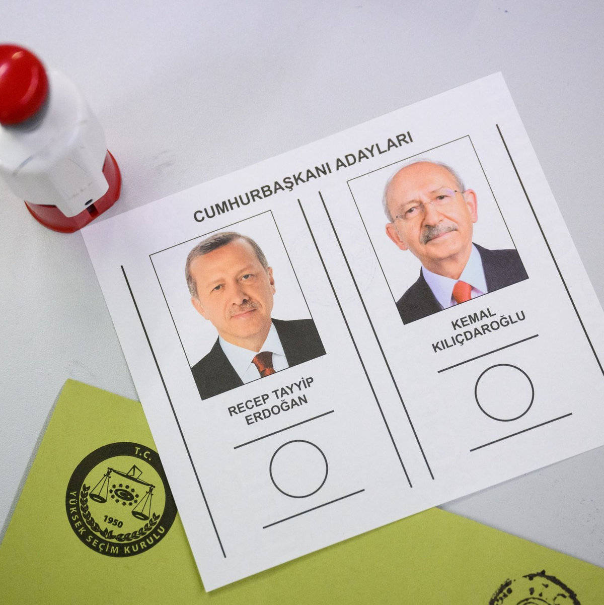Recep Tayyiper Erdogan (l.) vs. Kemal Kilicdaroglu: Ein Wahlzettel für die türkische Stichwahl um die Präsidentschaft. - Foto: Julian Stratenschulte/dpa