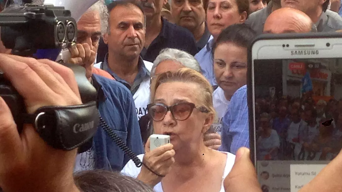Die Architektin Mücella Yapici (M.) spricht bei einem Protest anlässlich des Jahrestages der Gezi-Proteste. - Bild: Linda Say/dpa