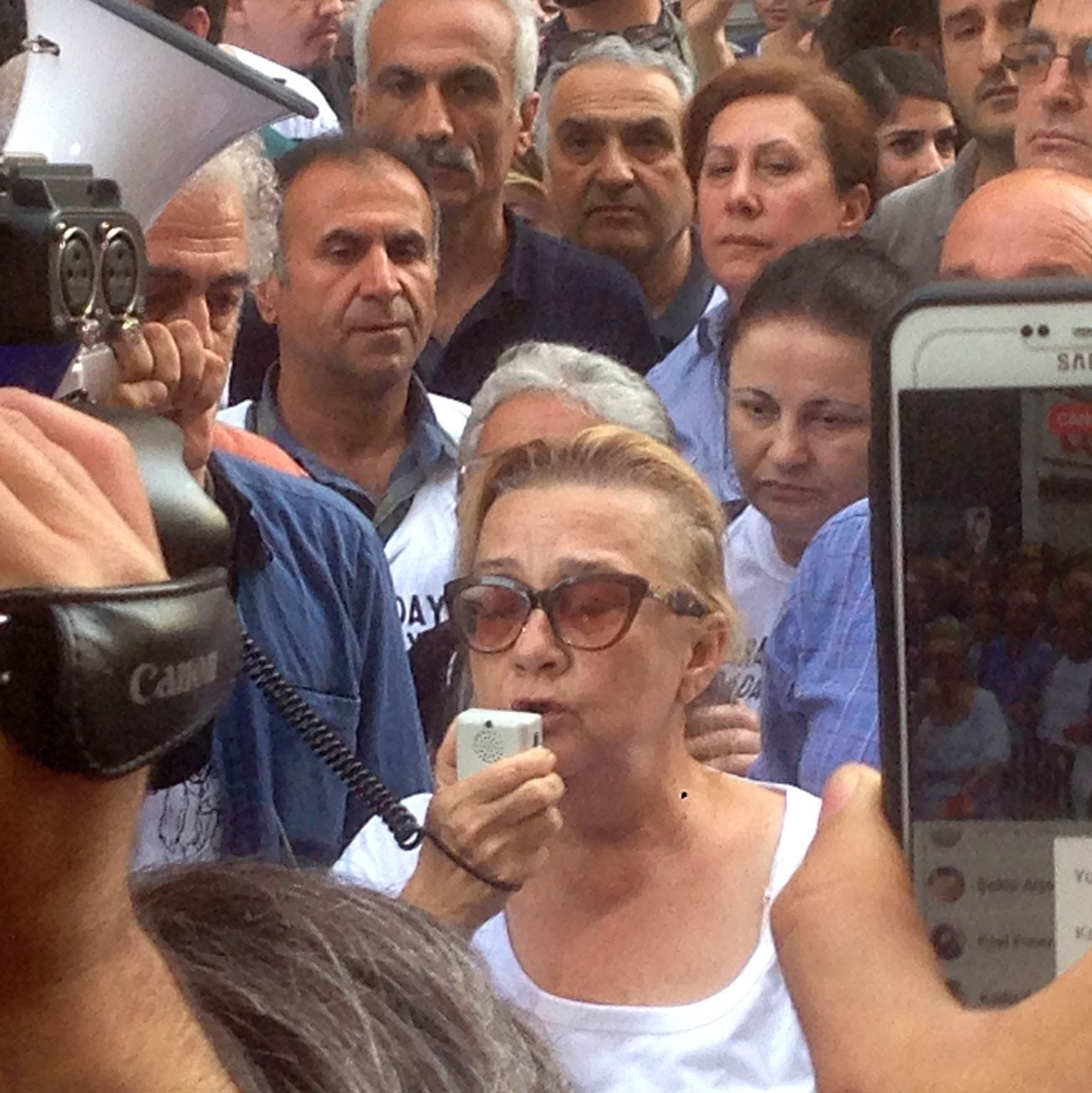 Die Architektin Mücella Yapici (M.) spricht bei einem Protest anlässlich des Jahrestages der Gezi-Proteste. - Foto: Linda Say/dpa