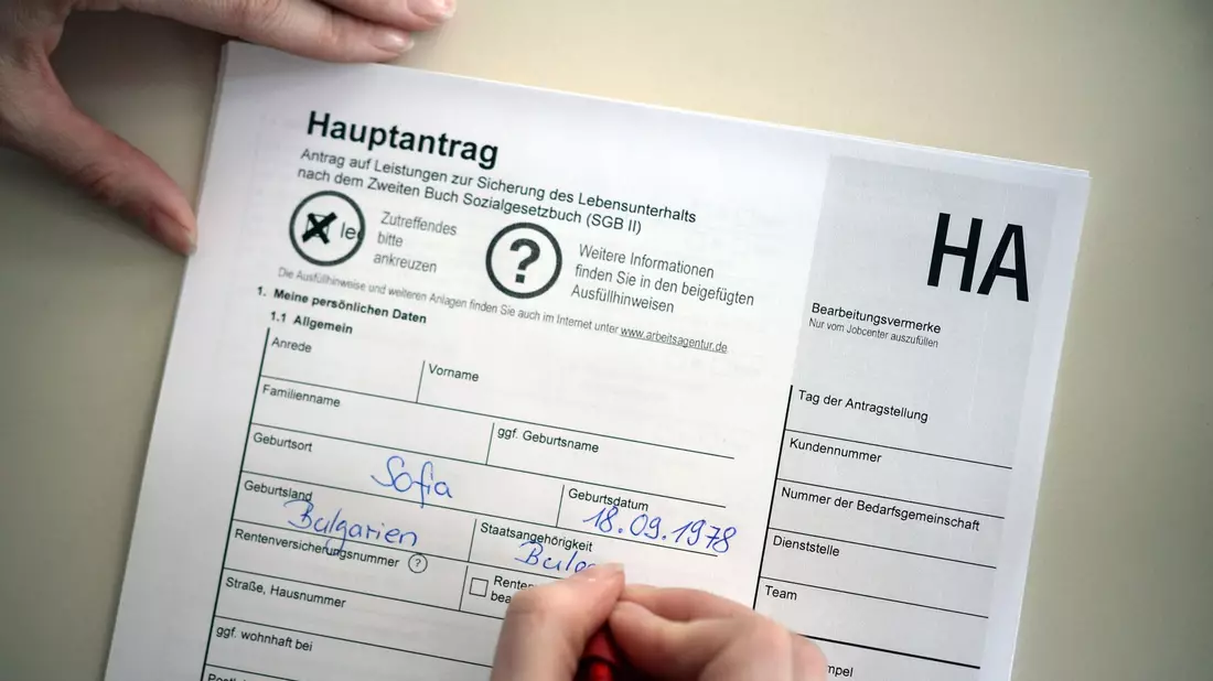 Antrag auf Arbeitslosengeld: 2022 wurde wurde deutlich weniger gezahlt als im Jahr zuvor. - Bild: Franziska Kraufmann/dpa
