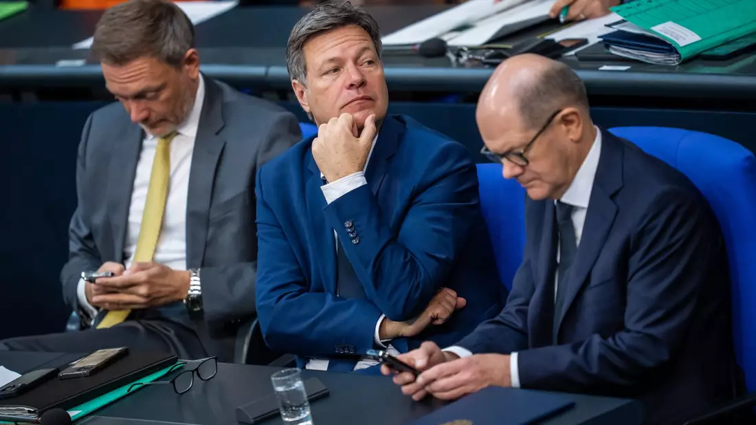 Finanzminister Christian Lindner neben Wirtschaftsminister Robert Habeck und Bundeskanzler Olaf Scholz (v.l.n.r.) während einer Bundestagssitzung. - Bild: Michael Kappeler/dpa