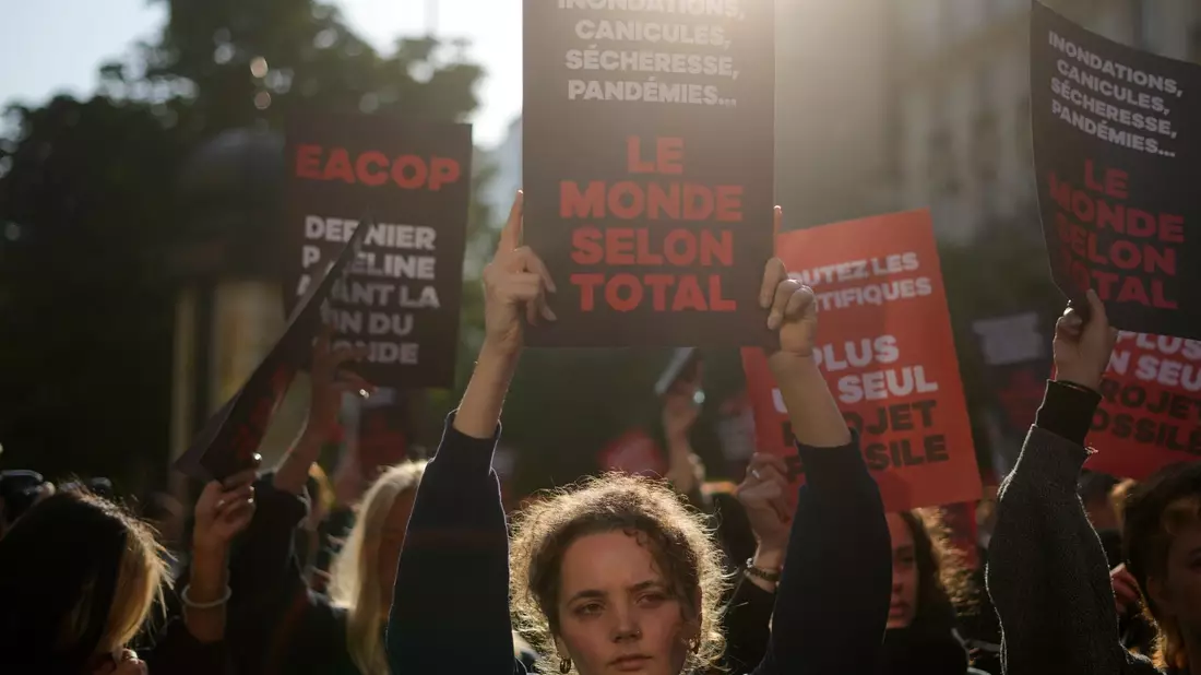 Umweltaktivisten protestieren gegen das Pipeline-Vorhaben des französischen Öl- und Gasriesen TotalEnergies. - Bild: Thibault Camus/AP/dpa