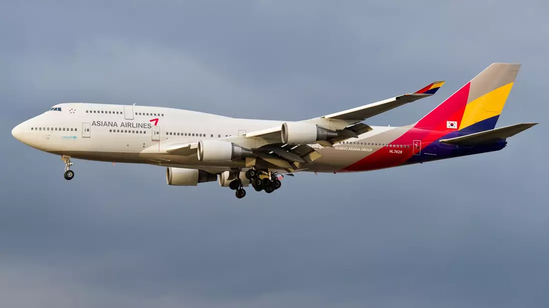Eine Boeing 747-400 der südkoreanischen Fluggesellschaft Asiana Airlines im Landeanflug. (Symbolbild) - Bild: Christoph Schmidt/dpa