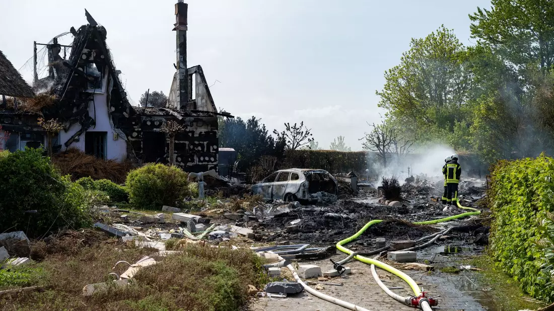 Die Feuerwehr arbeitet am Brandort auf der Insel Rügen. - Bild: Stefan Sauer/dpa