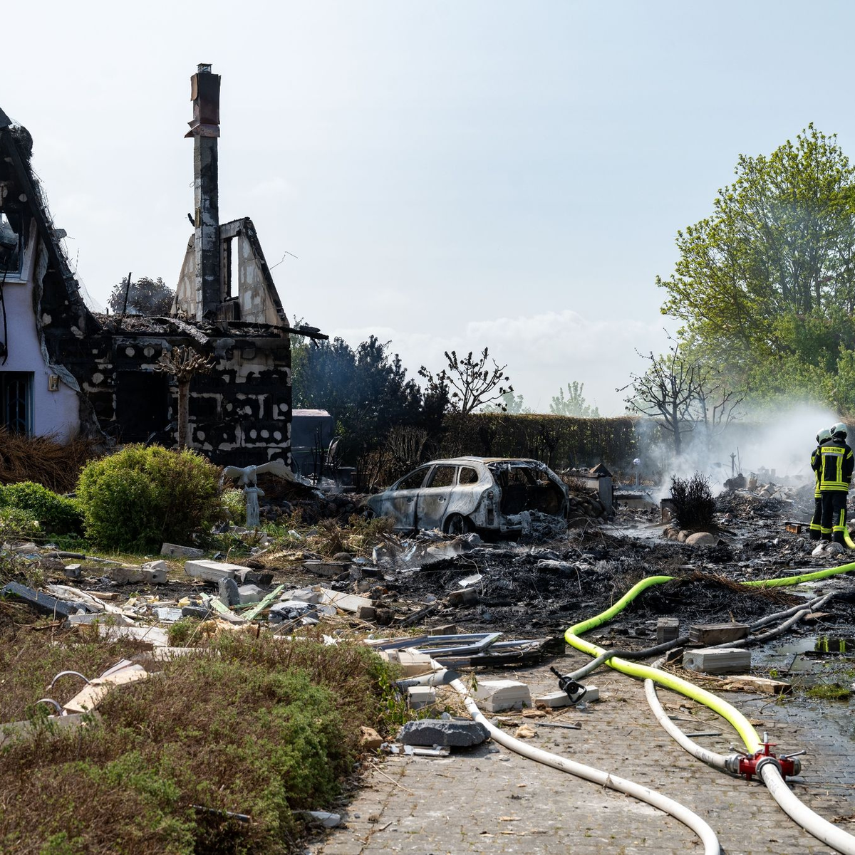 Die Feuerwehr arbeitet am Brandort auf der Insel Rügen. - Foto: Stefan Sauer/dpa
