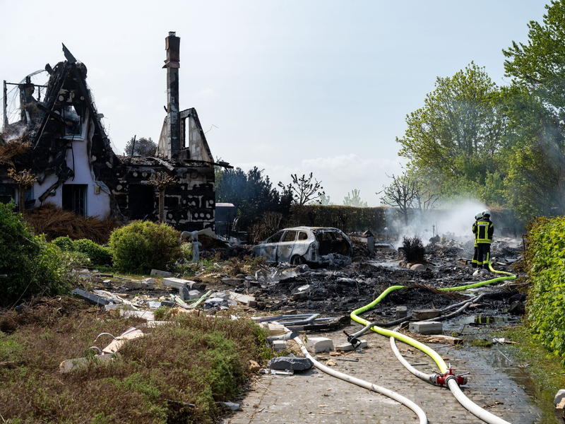 Nach einer Explosion ist in Putgarten ein Feuer ausgebrochen, das mehrere Häuser zerstört hat. - Foto: Stefan Sauer/dpa