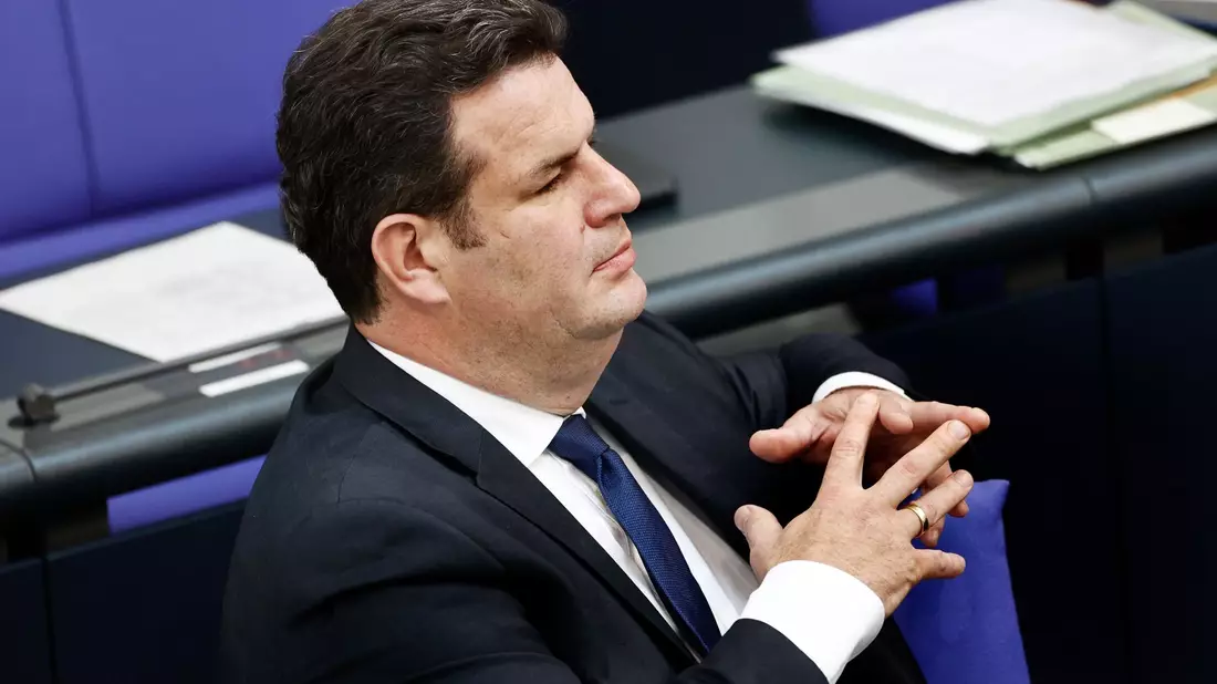 Kein Interessenskonflikt: Das Arbeitsministerium verteidigt die Besetzung eines Top-Postens mit einem Freund von Minister Heil. - Bild: Carsten Koall/dpa