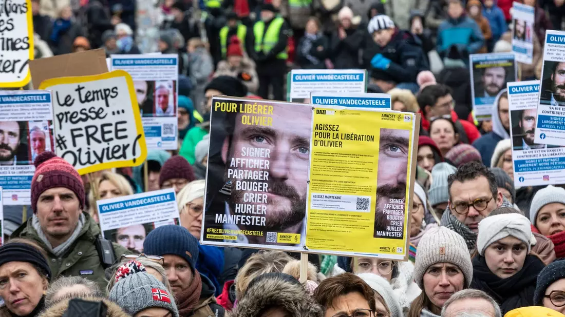Brüssel im Januar diesen Jahres: Menschen protestieren gegen die Inhaftierung des belgischen Entwicklungshelfers Olivier Vandecasteele im Iran. - Bild: Hatim Kaghat/BELGA/dpa
