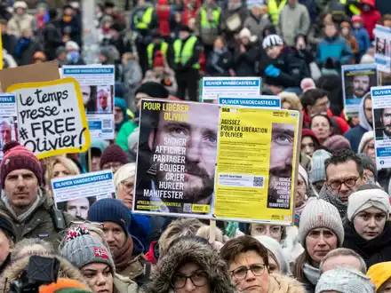 Brüssel im Januar diesen Jahres: Menschen protestieren gegen die Inhaftierung des belgischen Entwicklungshelfers Olivier Vandecasteele im Iran. - Foto: Hatim Kaghat/BELGA/dpa