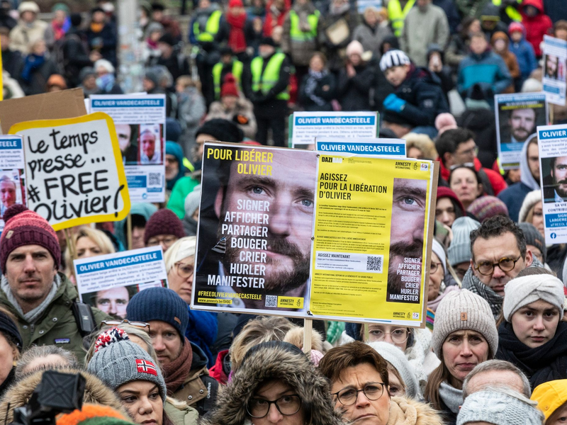 Brüssel im Januar diesen Jahres: Menschen protestieren gegen die Inhaftierung des belgischen Entwicklungshelfers Olivier Vandecasteele im Iran. - Foto: Hatim Kaghat/BELGA/dpa