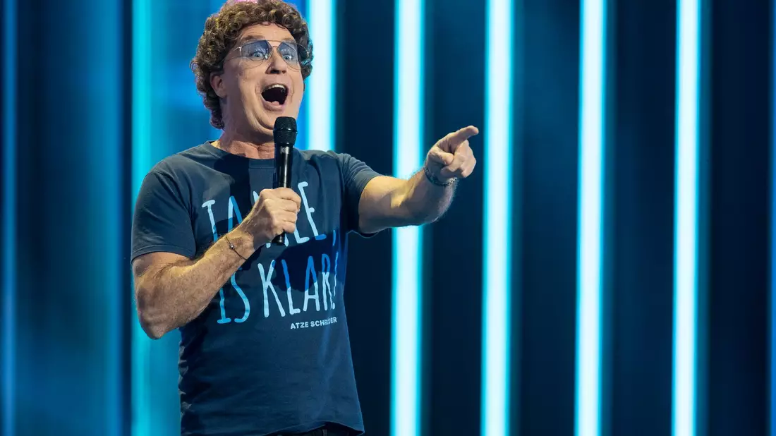 Der Comedian Atze Schröder führt sein Leben heute bewusster als früher. - Bild: Monika Skolimowska/dpa