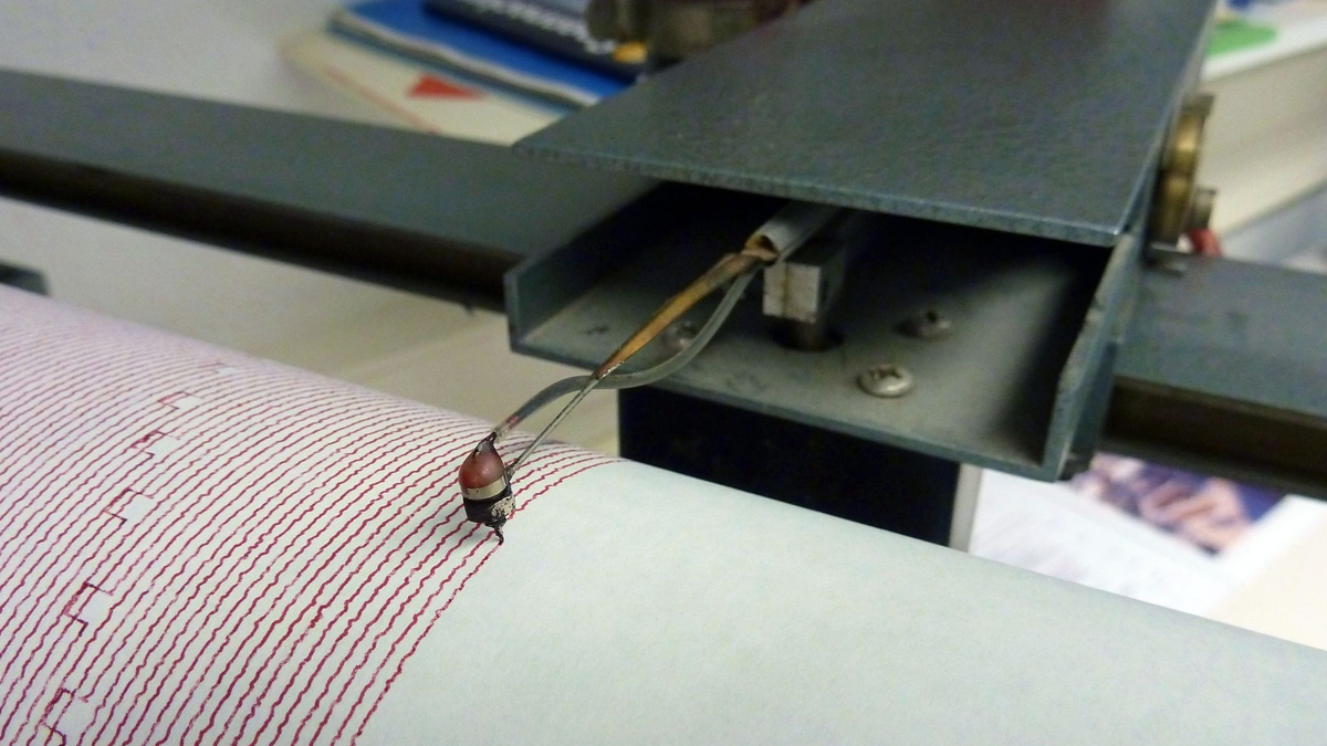 Die Nadel eines alten Seismografen zeichnet  Bodenbewegungen auf. (Symbolbild) - Foto: picture alliance / dpa