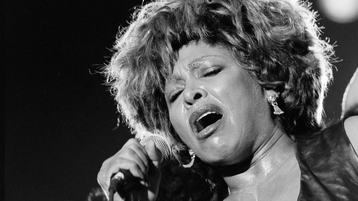 Die US-Sängerin Tina Turner singt im St. Jakob Stadion in Basel (1993). - Foto: Adv Archiv/Alessandro Della Vall/KEYSTONE/dpa