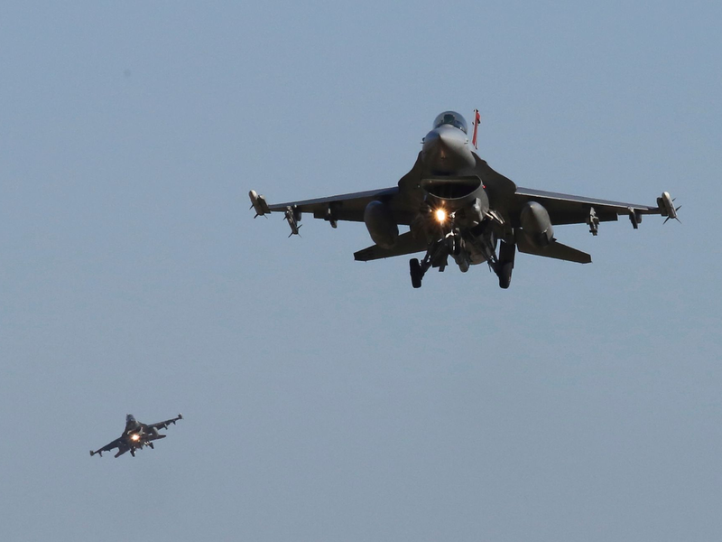 F-16-Kampfjets der US-Luftwaffe während einer Luftwaffenübung. - Foto: Ahn Young-joon/AP/dpa
