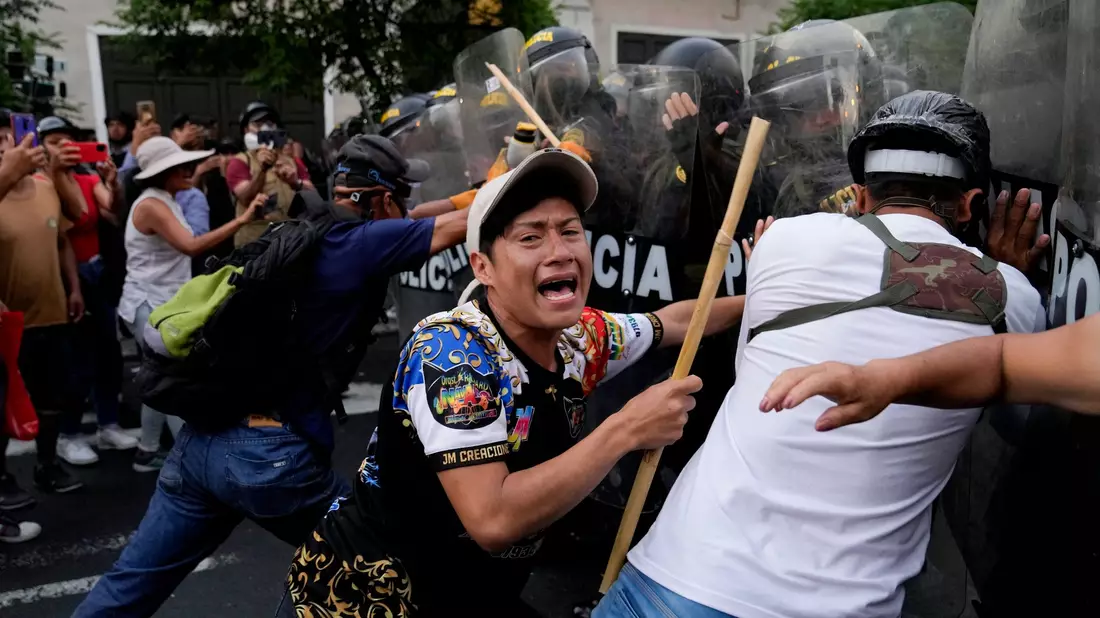 Regierungsgegner protestieren und stellen sich der Polizei. - Bild: Martin Mejia/AP/dpa