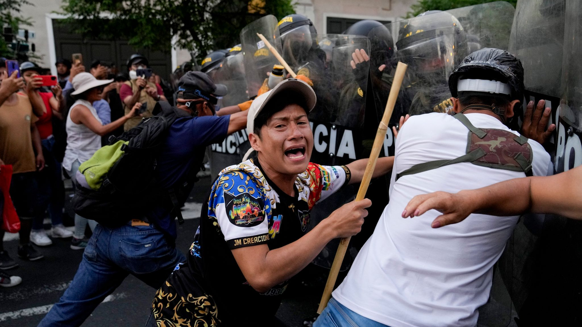 Regierungsgegner protestieren und stellen sich der Polizei. - Foto: Martin Mejia/AP/dpa