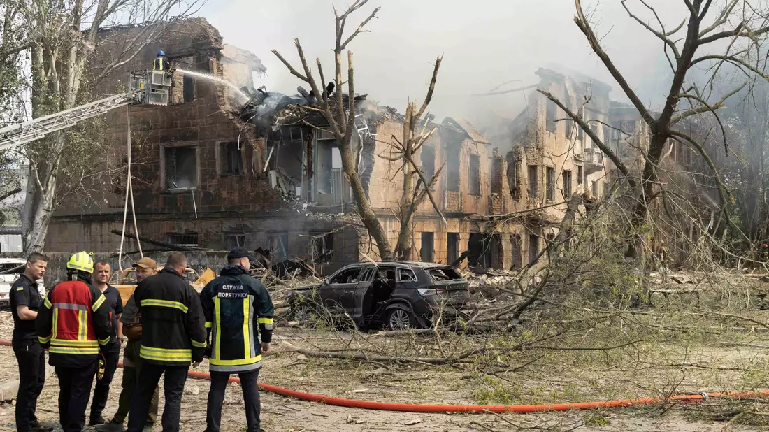 Feuerwehrleute und Rettungskräfte in der Nähe der völlig zestörten Klinik in Dnipro. - Bild: J. Daniel Hud/ZUMA/dpa