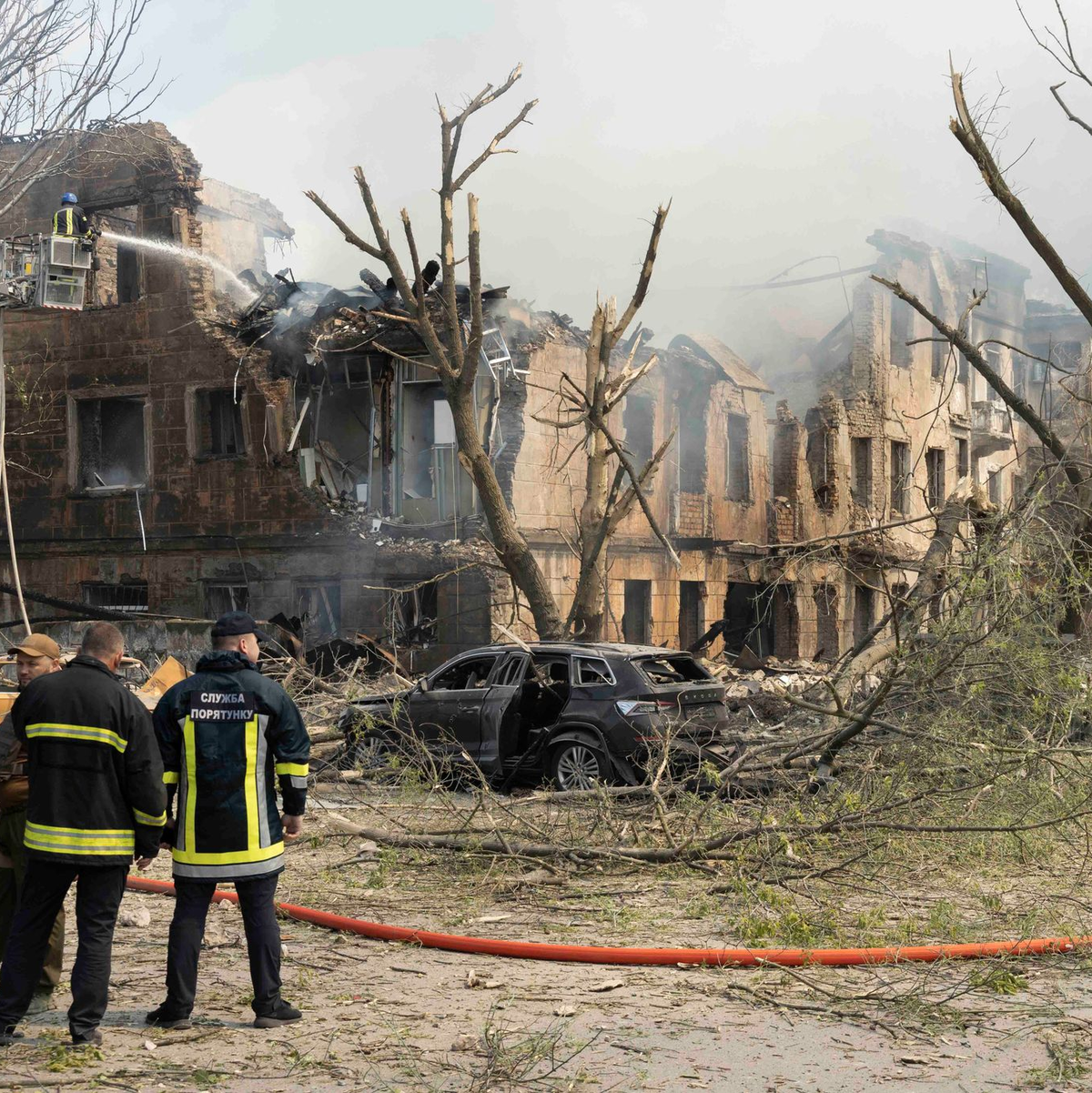 Feuerwehrleute und Rettungskräfte in der Nähe der völlig zestörten Klinik in Dnipro. - Foto: J. Daniel Hud/ZUMA/dpa