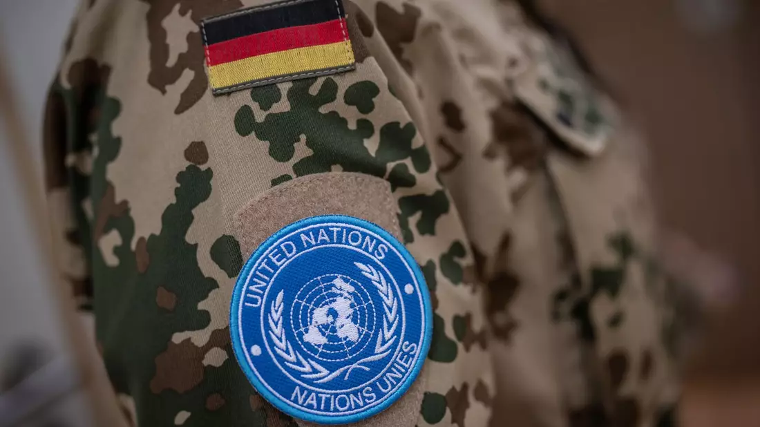 Das Schulterpatch der MINUSMA Mission der Vereinten Nationen UN an einem Bundeswehr Soldaten im Bundeswehr Feldlager Camp Castor. - Bild: Michael Kappeler/dpa