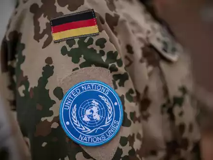 Das Schulterpatch der MINUSMA Mission der Vereinten Nationen UN an einem Bundeswehr Soldaten im Bundeswehr Feldlager Camp Castor. - Foto: Michael Kappeler/dpa