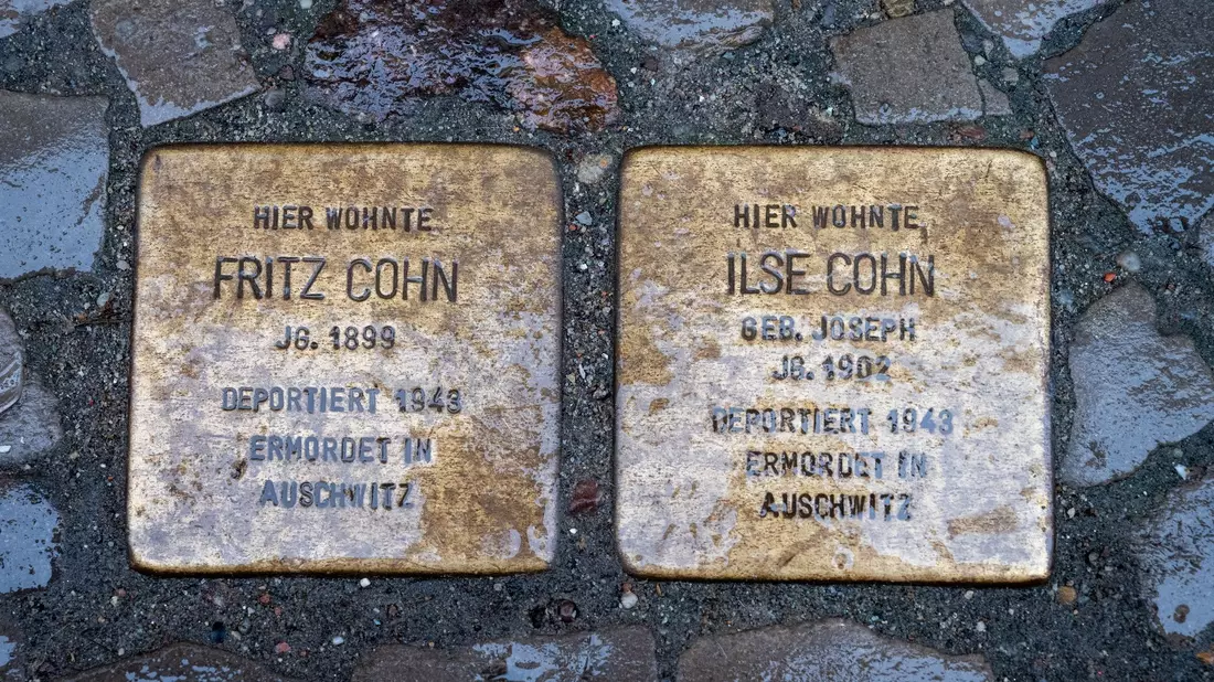 Stolpersteine mit den Namen Fritz Cohn und Ilse Cohn, verlegt in Stralsund. - Bild: Stefan Sauer/dpa