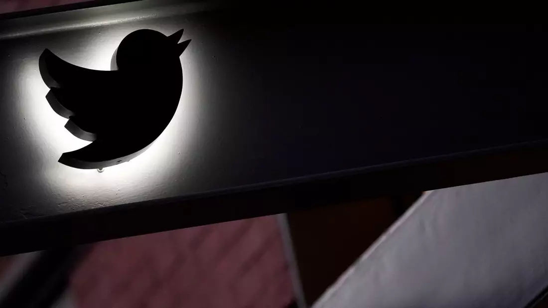 Twitter steht immer wieder für seinen Umgang mit Desinformation in der Kritik. - Bild: Mary Altaffer/AP