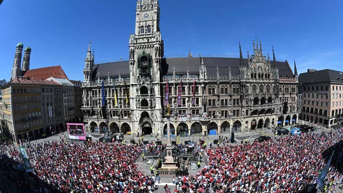 Haben die Fans des FC Bayern München nach dem Bundesliga-Finale noch etwas zu feiern auf dem Marienplatz? - Bild: Peter Kneffel/dpa