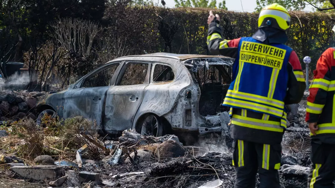 Die Feuerwehr am Brandort. Nach einer Explosion ist ein Feuer ausgebrochen und hat mehrere Häuser zerstört. - Bild: Stefan Sauer/dpa