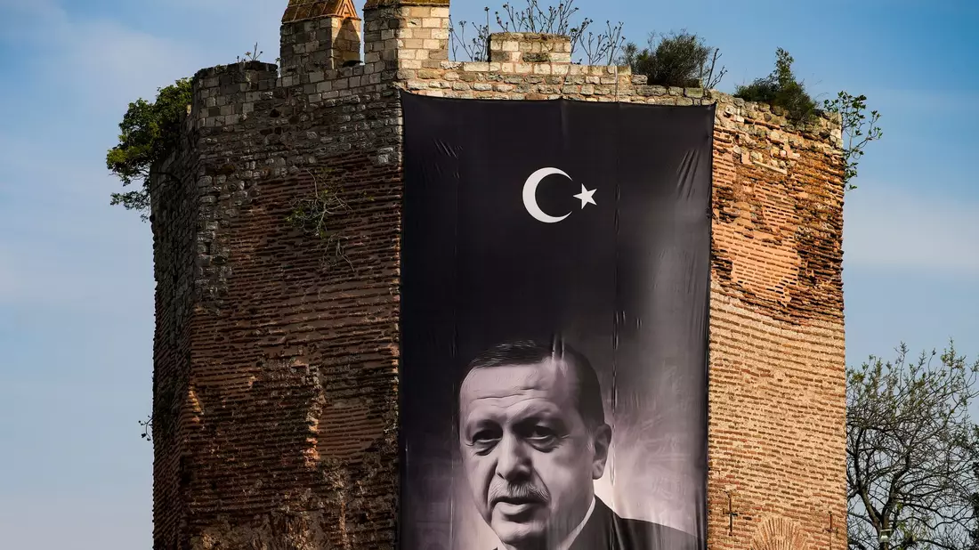 Seit mehr als 20 Jahren an der Macht in der Türkei: Recep Tayyip Erdogan. - Bild: Emrah Gurel/AP/dpa