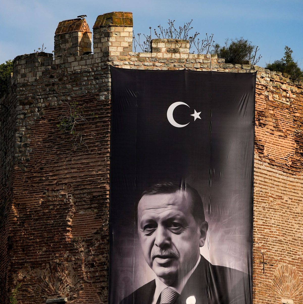 Seit mehr als 20 Jahren an der Macht in der Türkei: Recep Tayyip Erdogan. - Foto: Emrah Gurel/AP/dpa