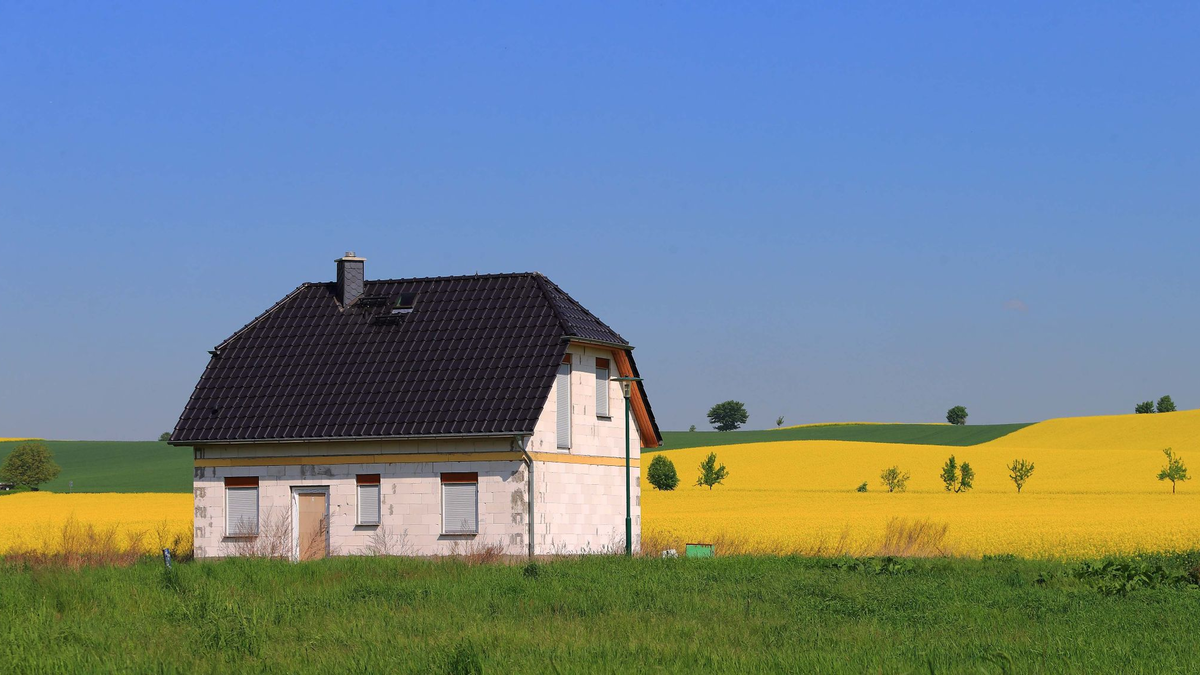 Für Familien mit kleinem und mittlerem Einkommen steht ab Juni eine neue Bauförderung zur Verfügung. - Foto: Jens Wolf/dpa