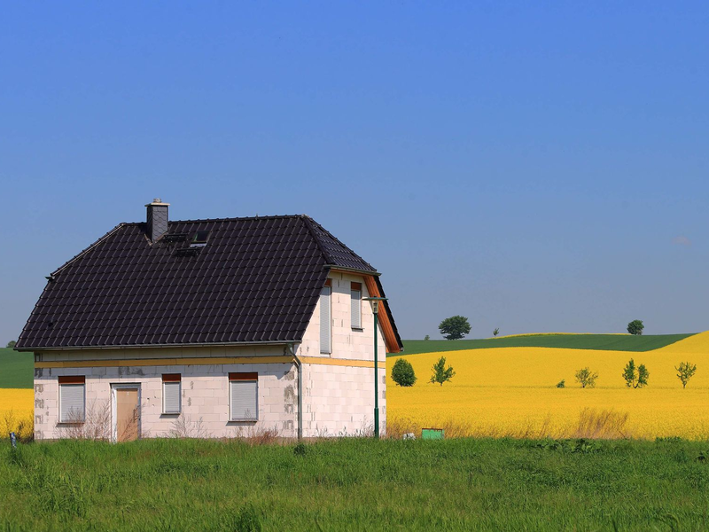 Für Familien mit kleinem und mittlerem Einkommen steht ab Juni eine neue Bauförderung zur Verfügung. - Foto: Jens Wolf/dpa