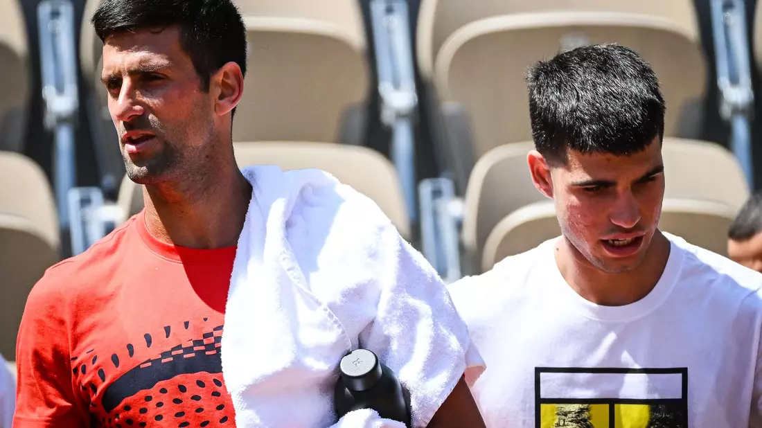Novak Djokovic (l) aus Serbien und Carlos Alcaraz aus Spanien gehen nebeneinander während einer Trainingseinheit für die French Open 2023. - Bild: Matthieu Mirville/ZUMA Press Wire/dpa