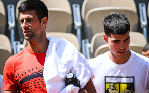 Novak Djokovic (l) aus Serbien und Carlos Alcaraz aus Spanien gehen nebeneinander während einer Trainingseinheit für die French Open 2023. - Foto: Matthieu Mirville/ZUMA Press Wire/dpa