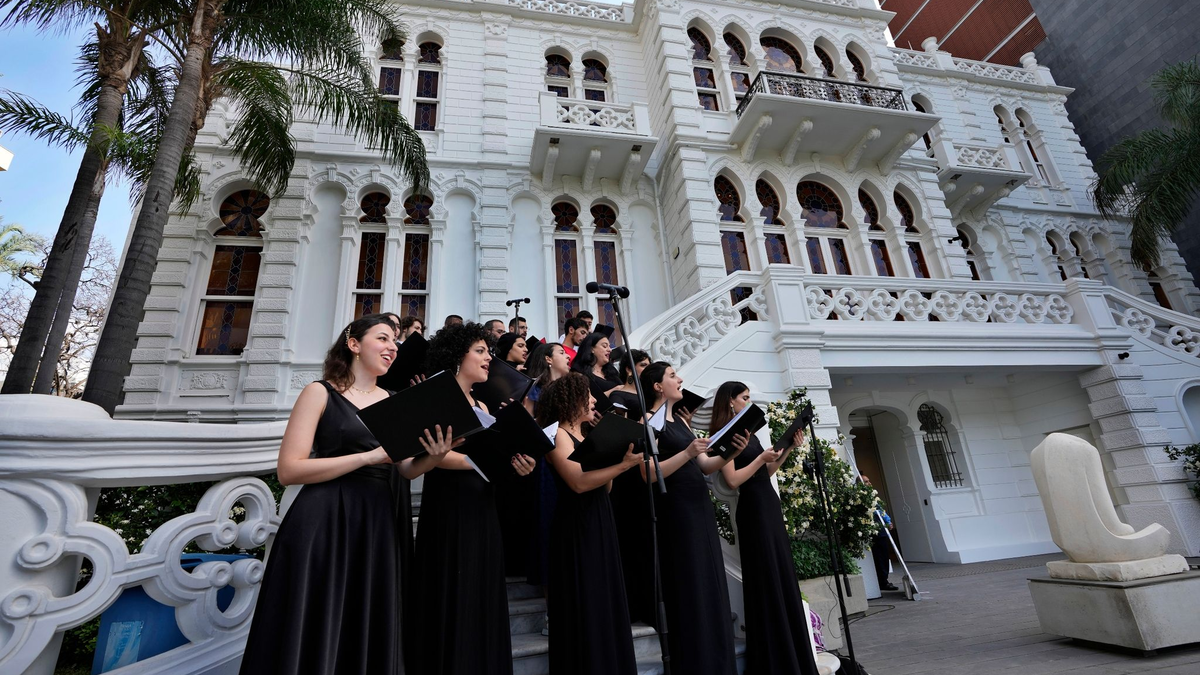 Ein Chor singt während der Wiedereröffnungsveranstaltung im Hof des Sursock-Museums. - Foto: Hussein Malla/AP/dpa