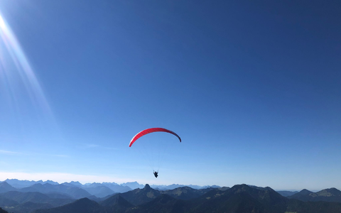So sieht es eigentlich aus, wenn Menschen mit einem Gleitschirm durch die Luft schweben. - Foto: Katrin Requadt/dpa