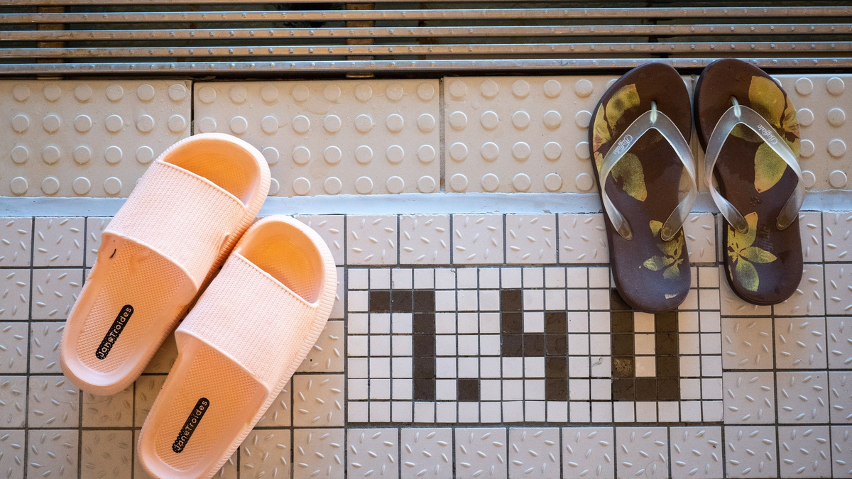 Ein Hallenbad in Wiesbaden wurde zum Unglücksort. - Foto: Sebastian Gollnow/dpa