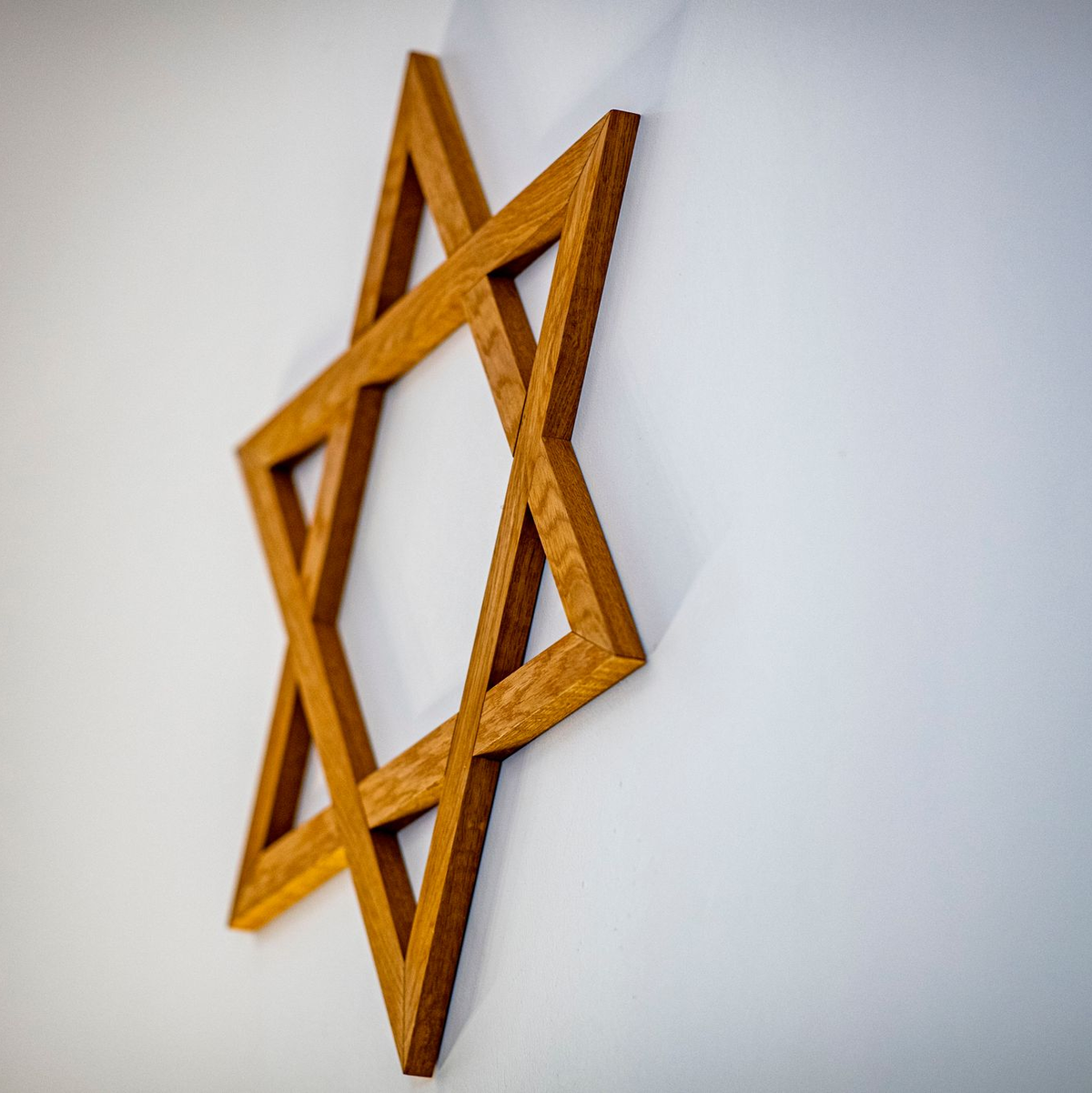 Ein Davidstern im Gebetsraum der Neuen Synagoge in Gelsenkirchen. Die Zahl der Taten, bei denen ein antisemitisches Motiv vermutet wird, ist deutlich gestiegen. - Foto: David Inderlied/dpa