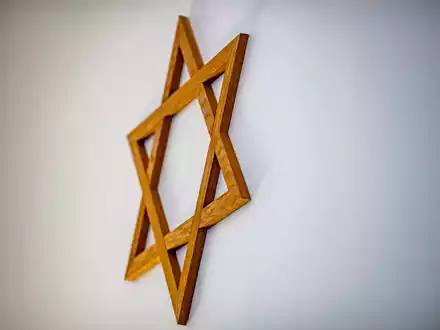 Ein Davidstern hängt an der Wand. «Man muss Antisemitismus sichtbar machen, um ihn bekämpfen zu können», sagt die Antisemitismusbeauftragte der Europäischen Kommission, Katharina von Schnurbein. - Foto: David Inderlied/dpa